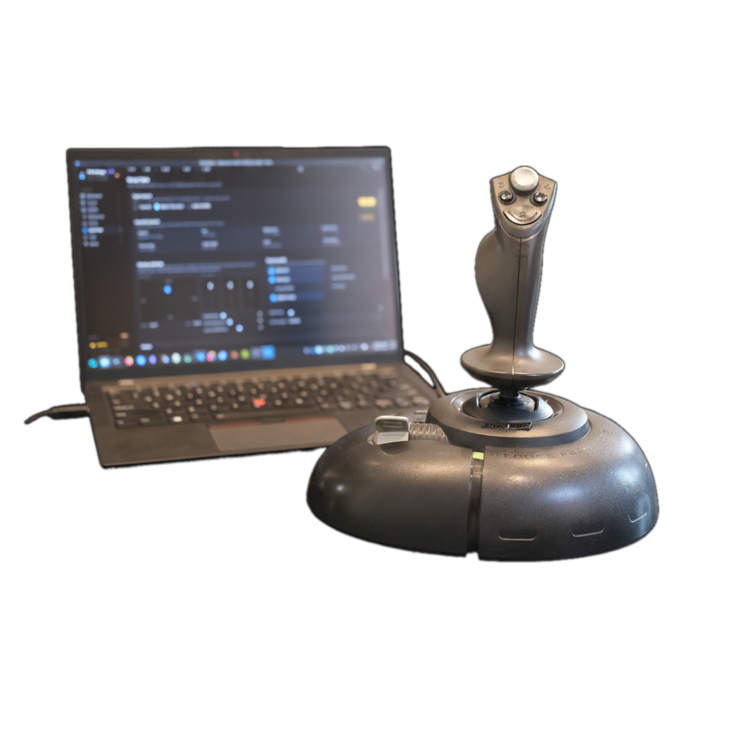 Joystick Microsoft SideWinder Force Feedback 2 accanto a un laptop che esegue l'app FFB-Bridge